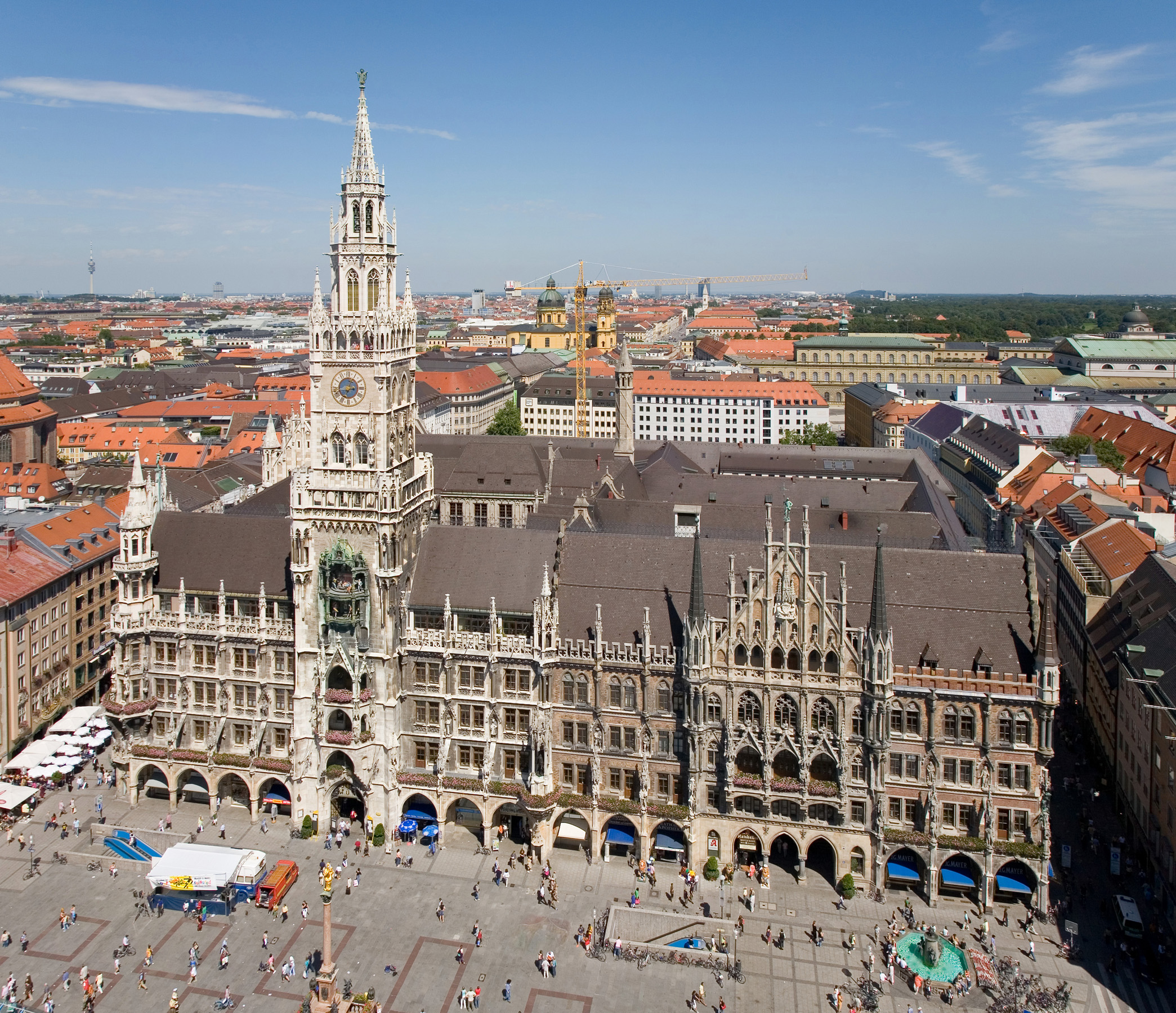 ミュンヘン観光の定番、最大の観光客数を誇る仕掛け時計の市庁舎はこれ！！